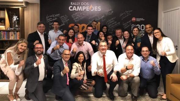Turma reunida ao final de um encontro de treinamento da HKJ
