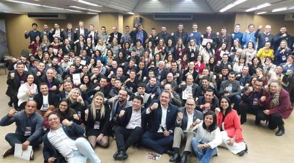 Participantes de um treinamento da HKJ comemorando ao final do encontro