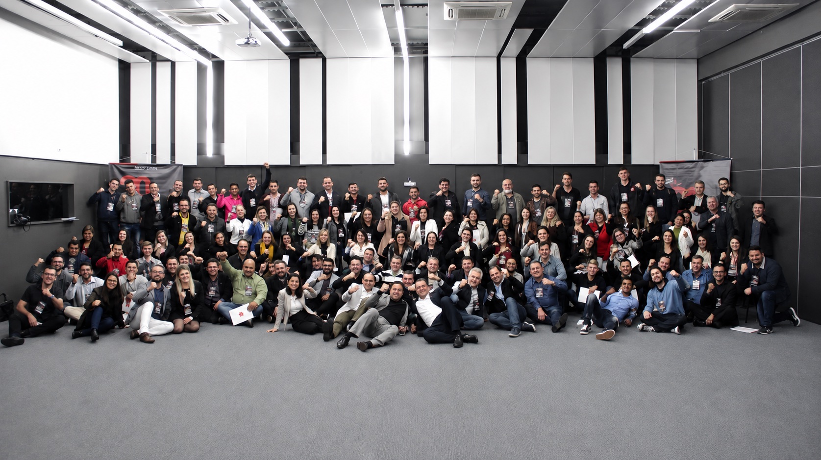 Auditório lotado ao final de um treinamento da HKJ